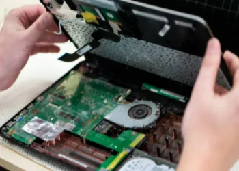 Hogyan történik egy használt laptop felújítása — lépésről lépésre útmutató